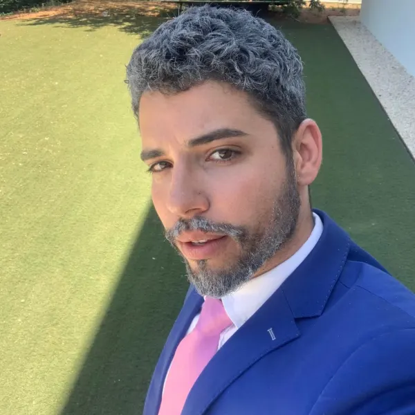 Ο Πάυλος Ανδρέου στον ρόλο του Πρωθυπουργού στη θεατρική παράσταση «Καρυάτιδα», 2026